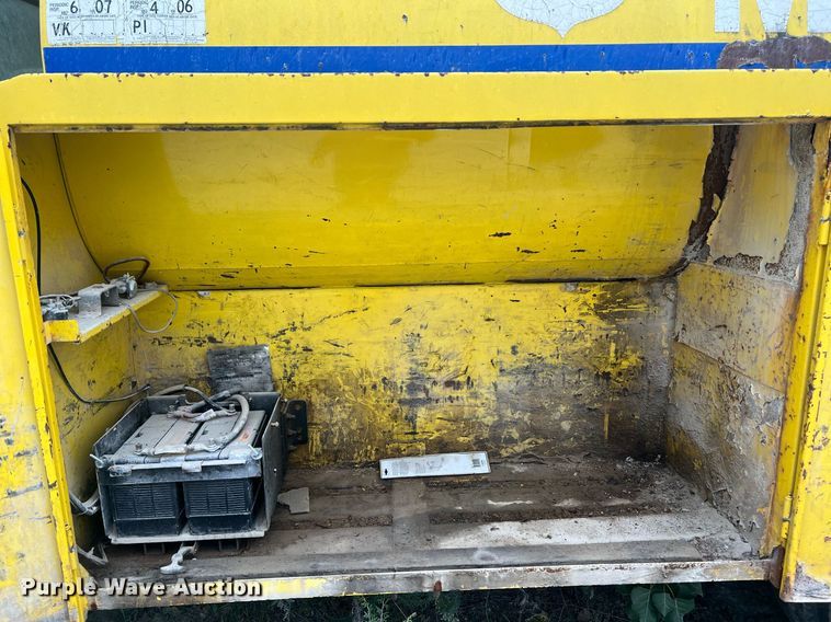 image for item NI9101 1994 Ford F700  fuel truck