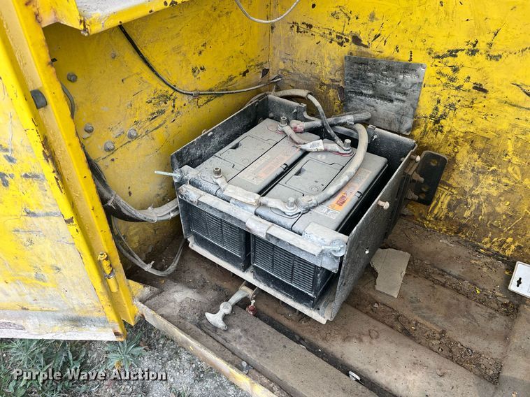 image for item NI9101 1994 Ford F700  fuel truck