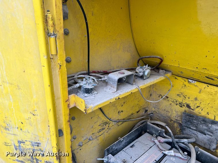 image for item NI9101 1994 Ford F700  fuel truck