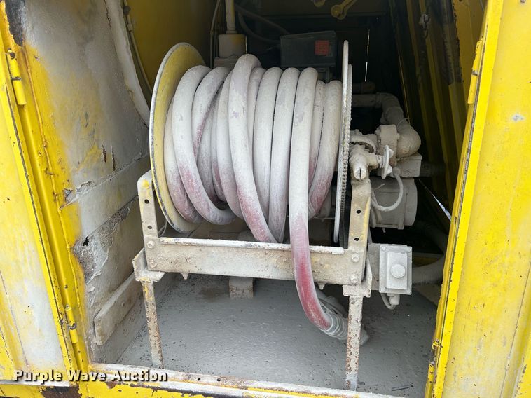 image for item NI9101 1994 Ford F700  fuel truck