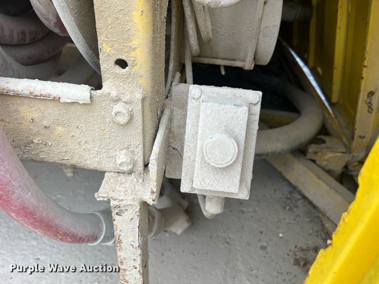 image for item NI9101 1994 Ford F700  fuel truck