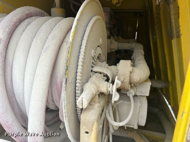 image for item NI9101 1994 Ford F700  fuel truck