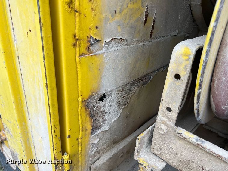 image for item NI9101 1994 Ford F700  fuel truck