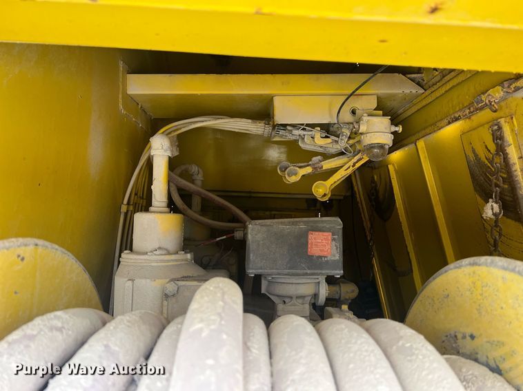 image for item NI9101 1994 Ford F700  fuel truck