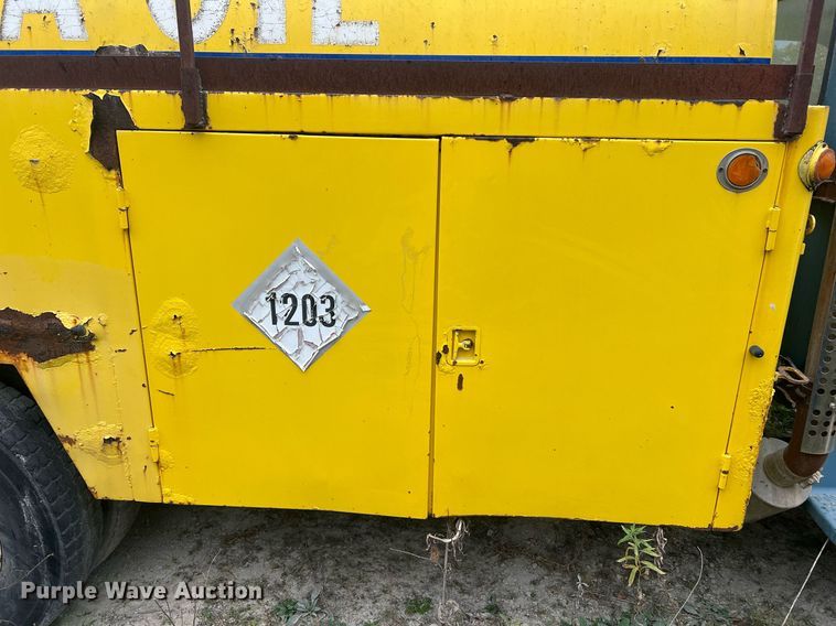 image for item NI9101 1994 Ford F700  fuel truck