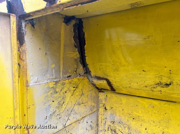 image for item NI9101 1994 Ford F700  fuel truck