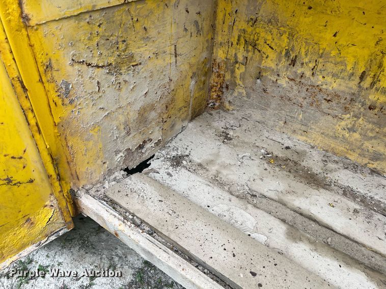 image for item NI9101 1994 Ford F700  fuel truck