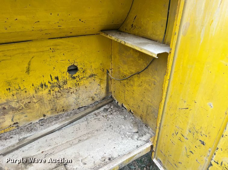 image for item NI9101 1994 Ford F700  fuel truck