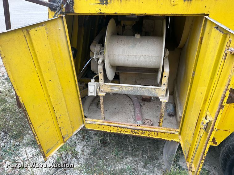 image for item NI9101 1994 Ford F700  fuel truck