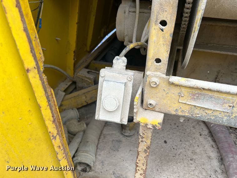 image for item NI9101 1994 Ford F700  fuel truck