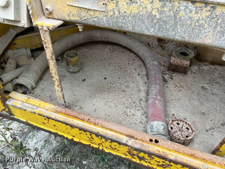 image for item NI9101 1994 Ford F700  fuel truck