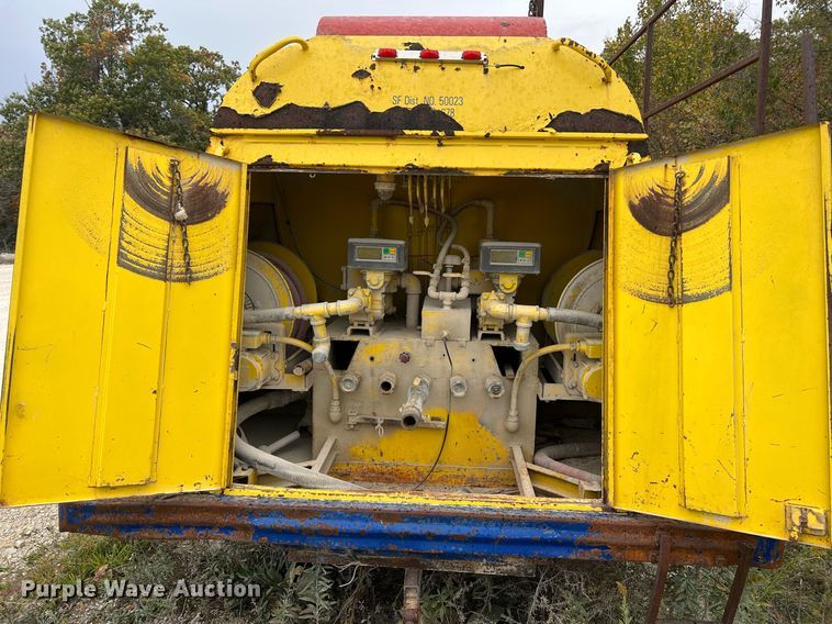 image for item NI9101 1994 Ford F700  fuel truck