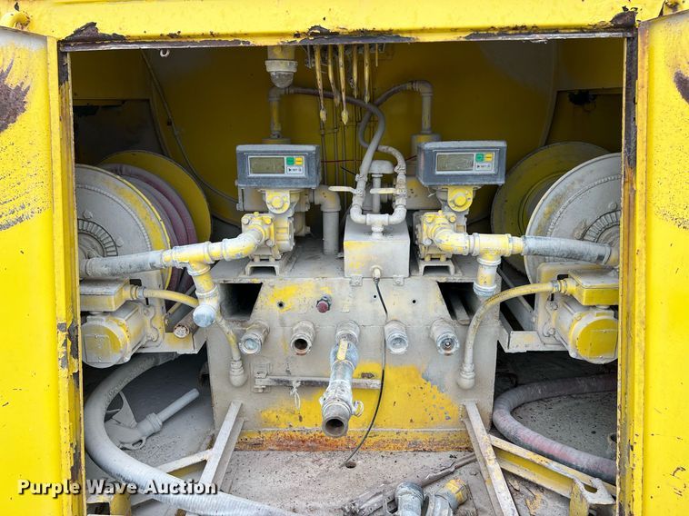 image for item NI9101 1994 Ford F700  fuel truck