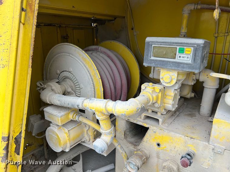 image for item NI9101 1994 Ford F700  fuel truck