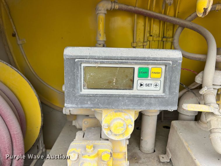 image for item NI9101 1994 Ford F700  fuel truck