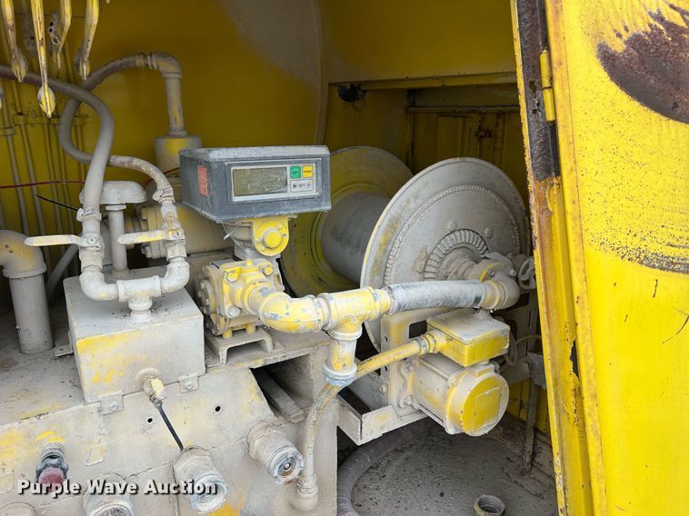 image for item NI9101 1994 Ford F700  fuel truck