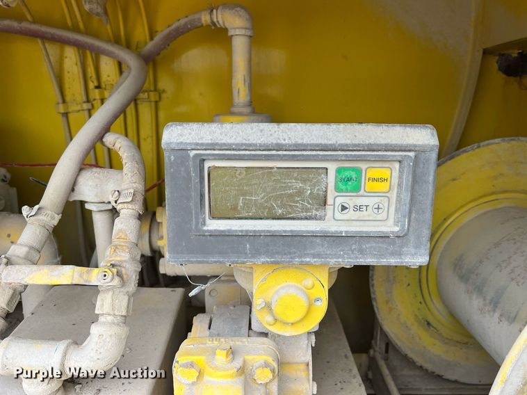 image for item NI9101 1994 Ford F700  fuel truck