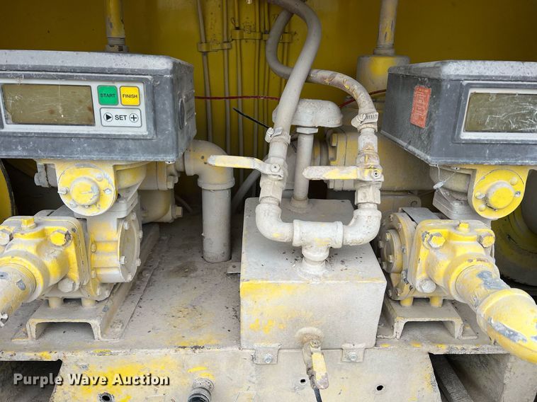 image for item NI9101 1994 Ford F700  fuel truck