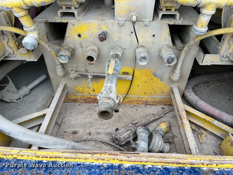 image for item NI9101 1994 Ford F700  fuel truck