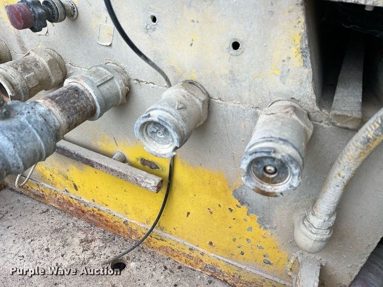 image for item NI9101 1994 Ford F700  fuel truck