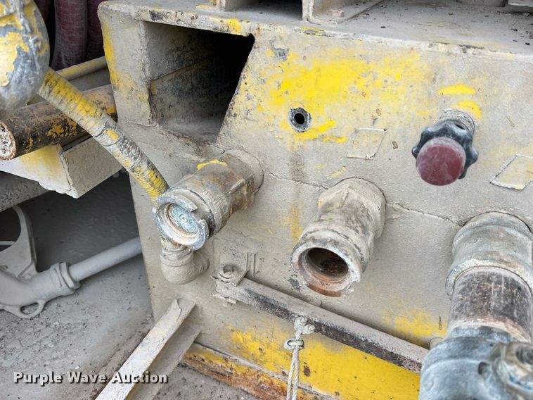 image for item NI9101 1994 Ford F700  fuel truck