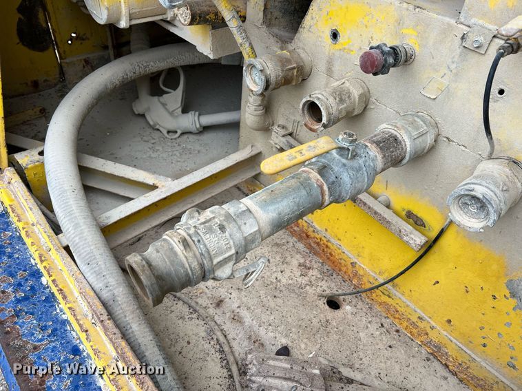 image for item NI9101 1994 Ford F700  fuel truck