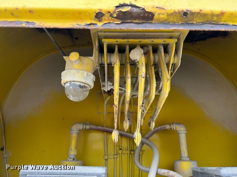 image for item NI9101 1994 Ford F700  fuel truck