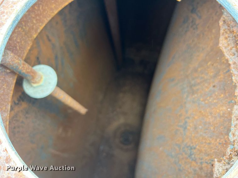 image for item NI9101 1994 Ford F700  fuel truck