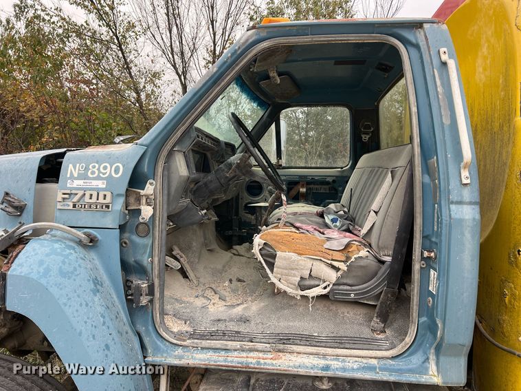 image for item NI9101 1994 Ford F700  fuel truck