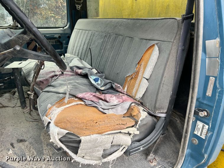 image for item NI9101 1994 Ford F700  fuel truck