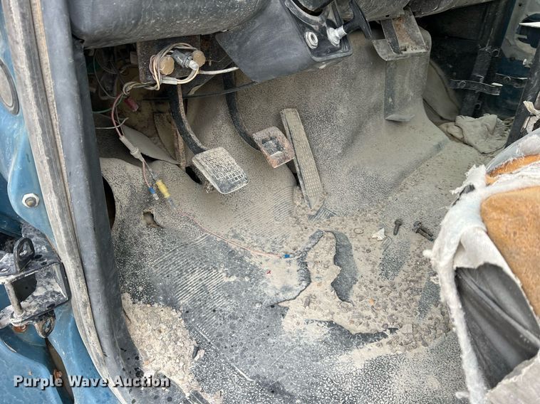 image for item NI9101 1994 Ford F700  fuel truck