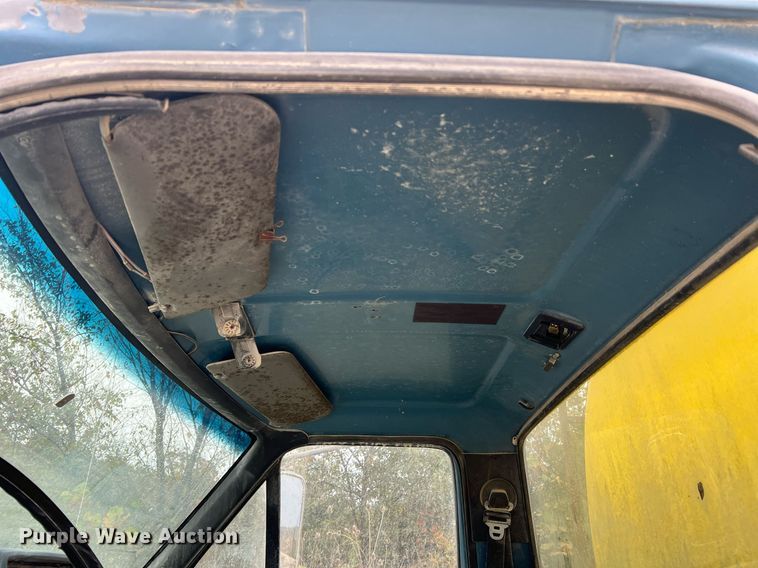 image for item NI9101 1994 Ford F700  fuel truck