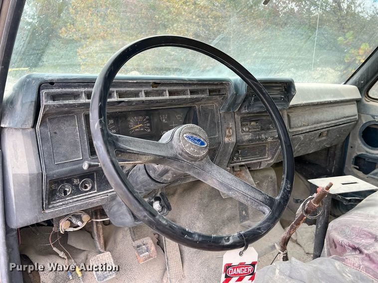 image for item NI9101 1994 Ford F700  fuel truck