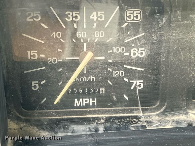 image for item NI9101 1994 Ford F700  fuel truck