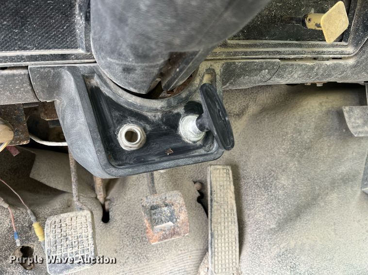 image for item NI9101 1994 Ford F700  fuel truck