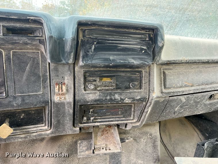 image for item NI9101 1994 Ford F700  fuel truck