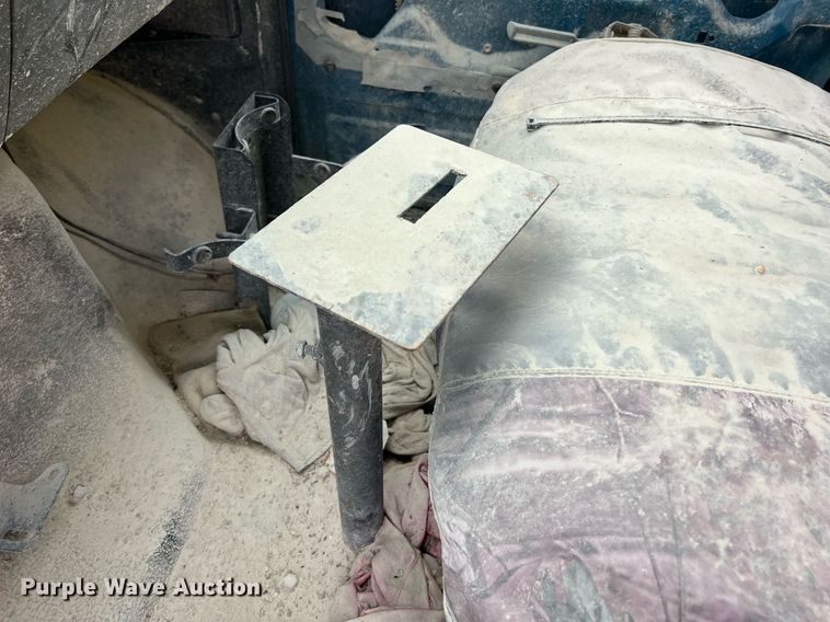 image for item NI9101 1994 Ford F700  fuel truck