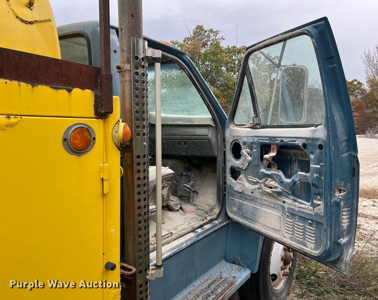 image for item NI9101 1994 Ford F700  fuel truck