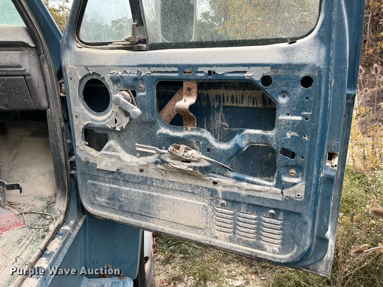 image for item NI9101 1994 Ford F700  fuel truck