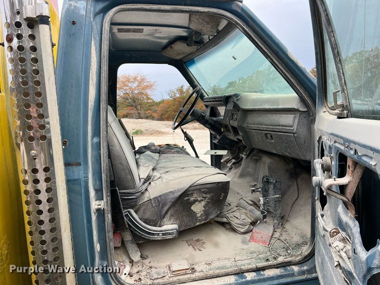 image for item NI9101 1994 Ford F700  fuel truck