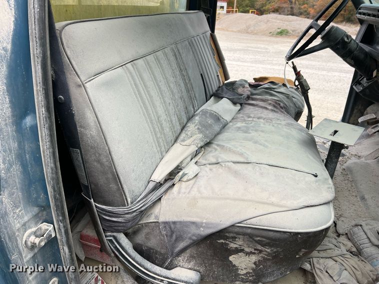 image for item NI9101 1994 Ford F700  fuel truck