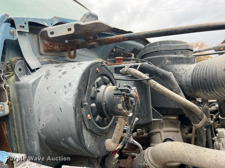 image for item NI9101 1994 Ford F700  fuel truck