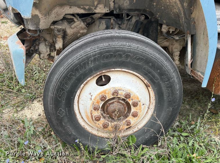 image for item NI9101 1994 Ford F700  fuel truck