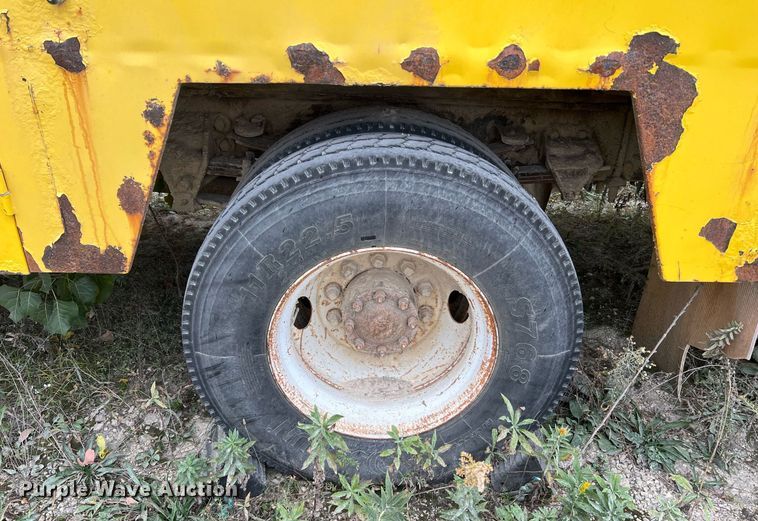 image for item NI9101 1994 Ford F700  fuel truck