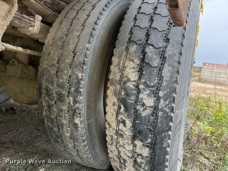 image for item NI9101 1994 Ford F700  fuel truck