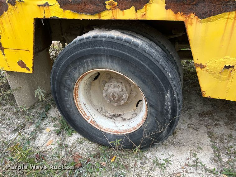 image for item NI9101 1994 Ford F700  fuel truck