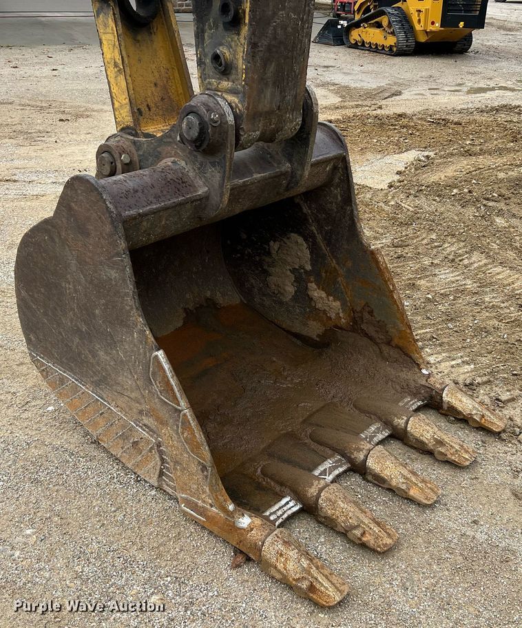 image for item NI9102 2013 Komatsu PC240LC-10  excavator