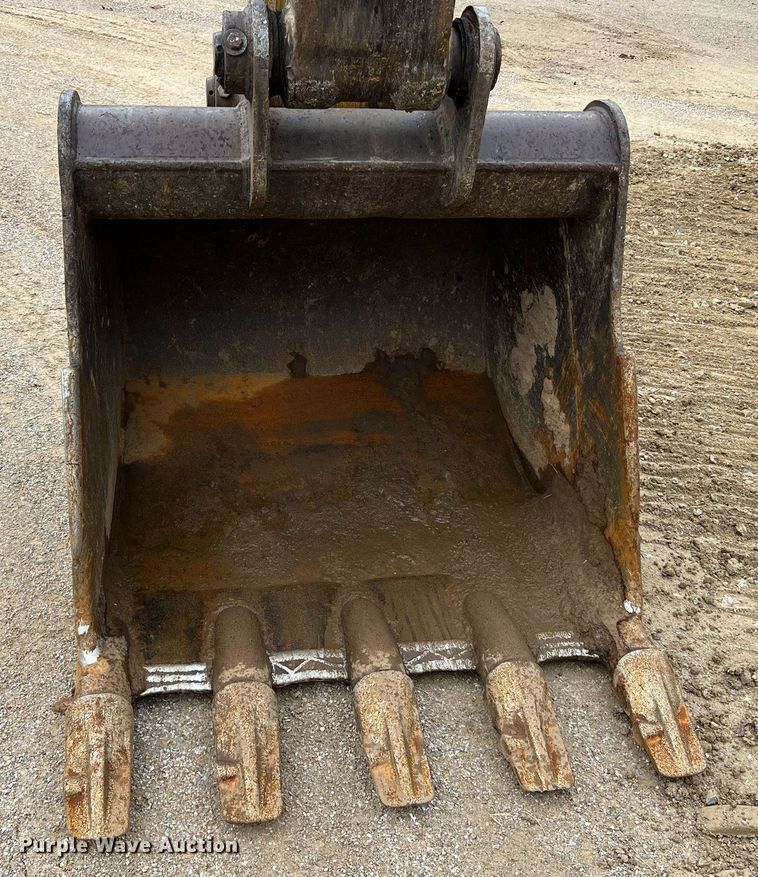 image for item NI9102 2013 Komatsu PC240LC-10  excavator