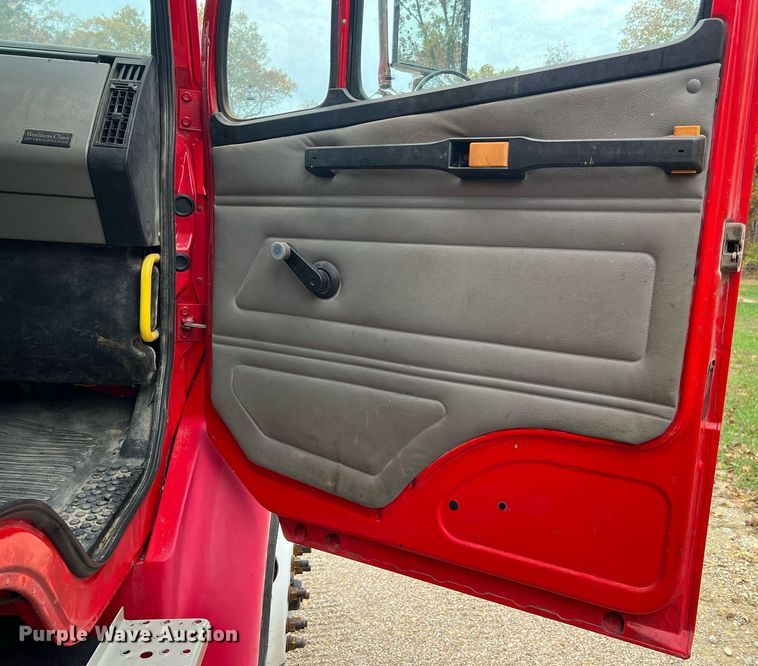 image for item NI9106 2004 Freightliner FL80  dump truck