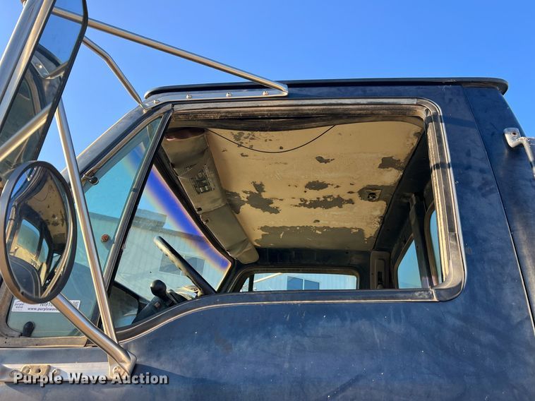 image for item NI9109 1998 Ford  water truck